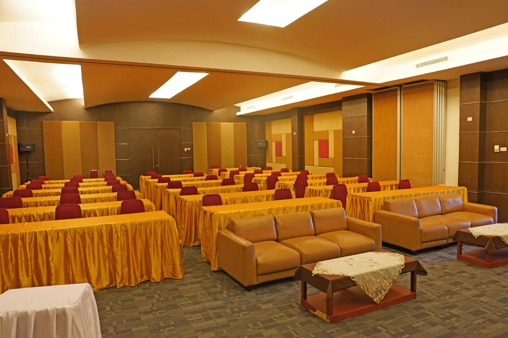 Arinas Hotel Bandar Lampung Extérieur photo